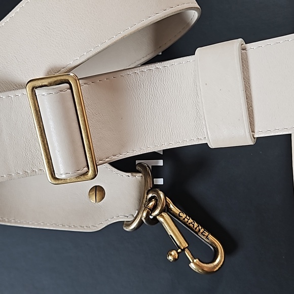 CHANEL 14S Flap Bag Crossbody Cream Leather Gold Chain CC Logo w/Box + Card - Picture 3 of 16